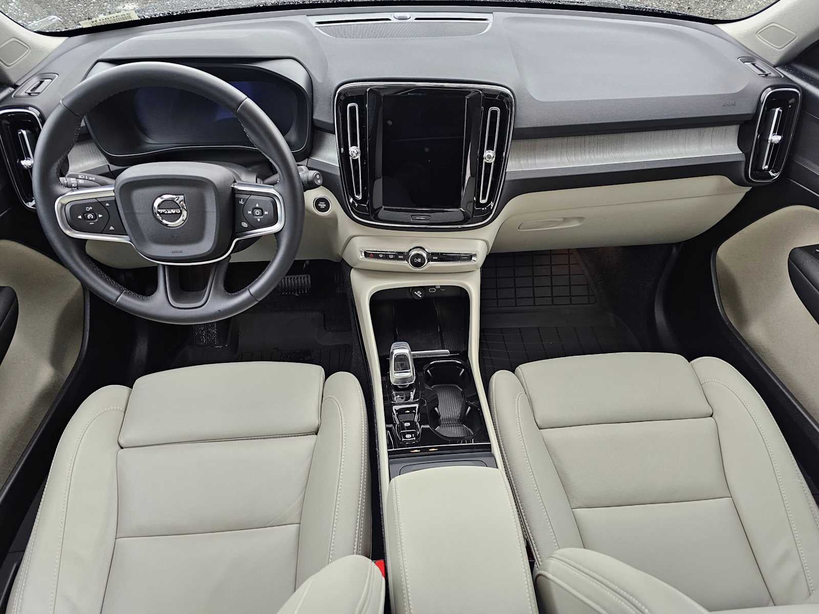 2025 Volvo XC40 Plus Bright Theme