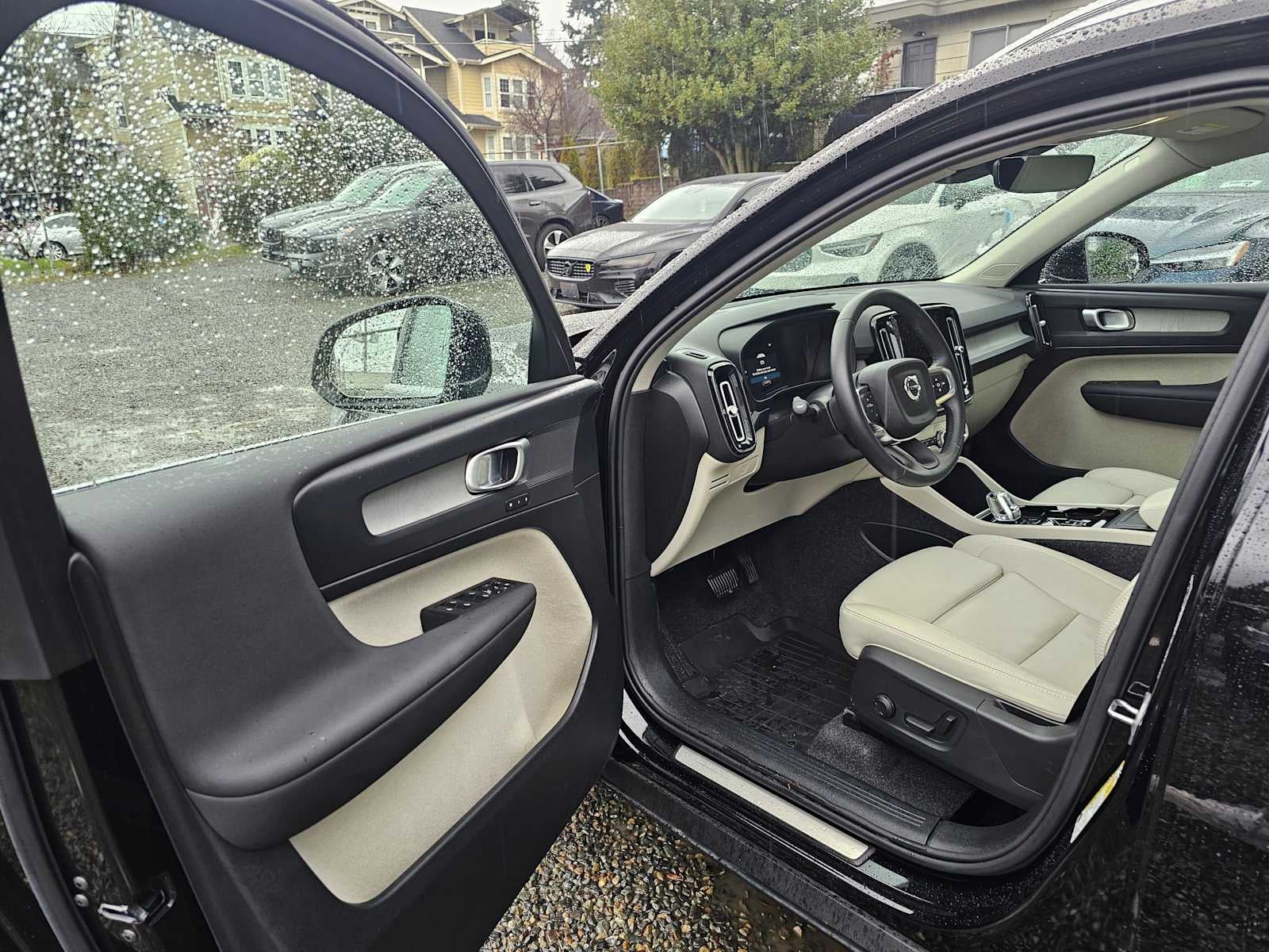 2025 Volvo XC40 Plus Bright Theme