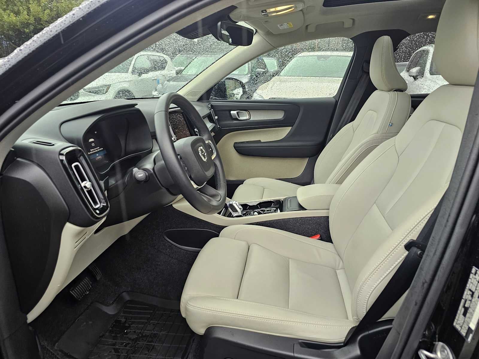 2025 Volvo XC40 Plus Bright Theme