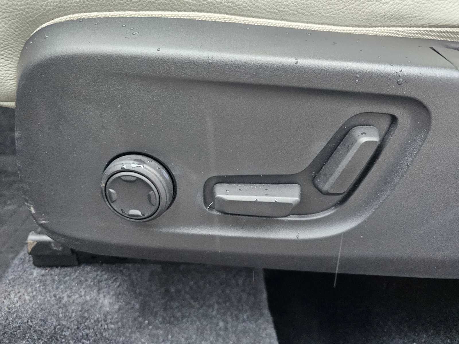 2025 Volvo XC40 Plus Bright Theme