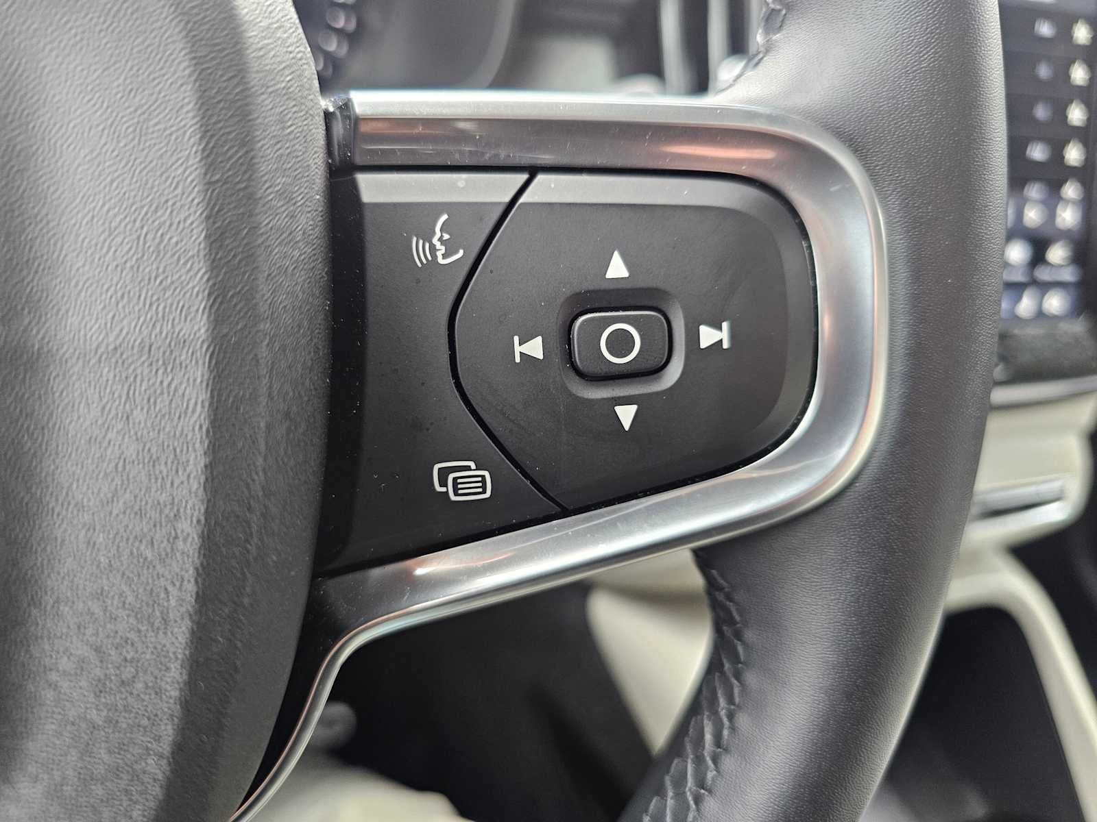 2025 Volvo XC40 Plus Bright Theme