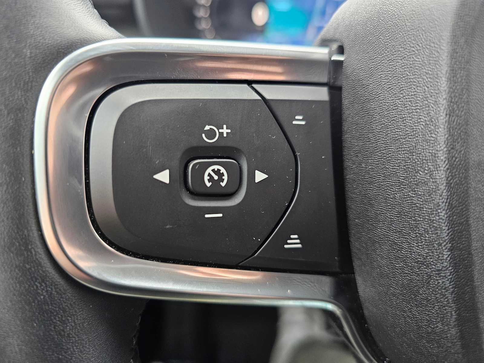 2025 Volvo XC40 Plus Bright Theme