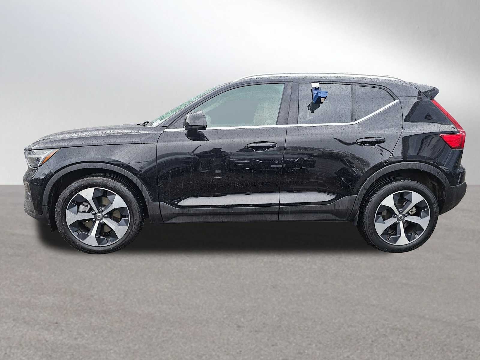 2025 Volvo XC40 Plus Bright Theme