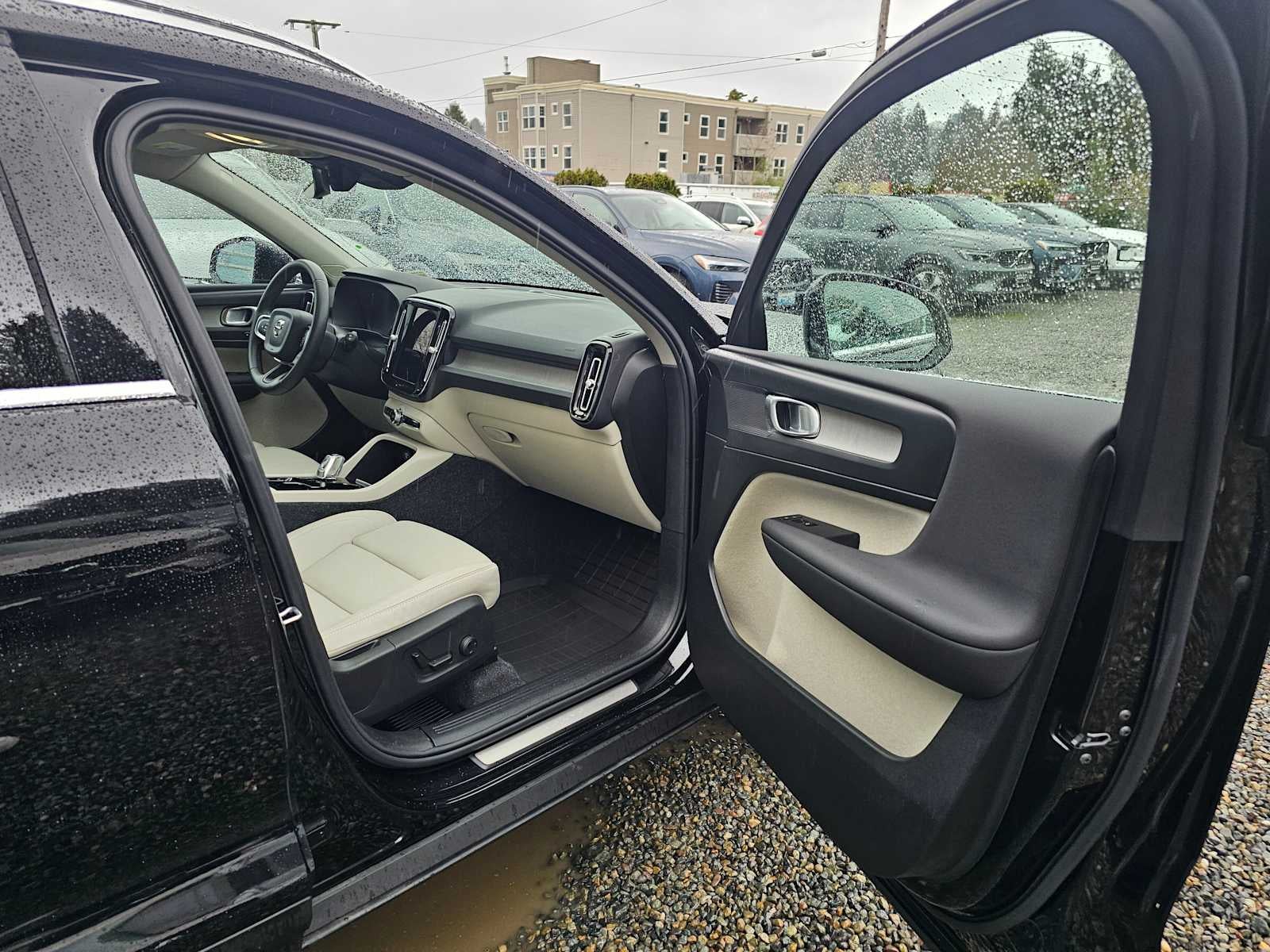 2025 Volvo XC40 Plus Bright Theme