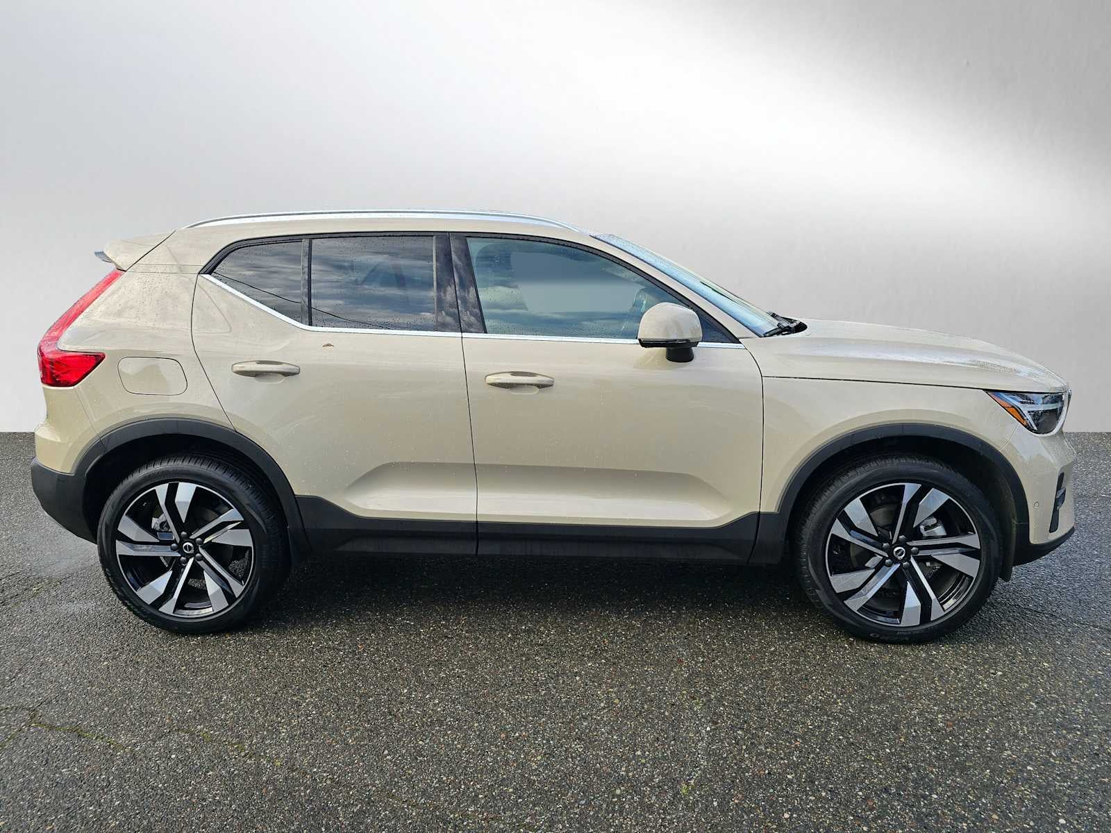 2025 Volvo XC40 Plus Bright Theme