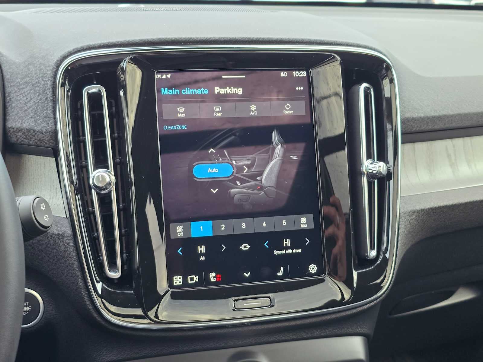 2025 Volvo XC40 Plus Bright Theme