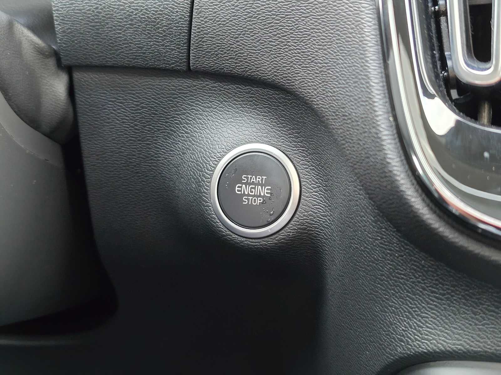 2025 Volvo XC40 Plus Bright Theme