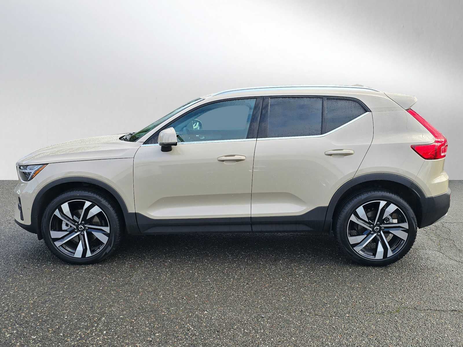 2025 Volvo XC40 Plus Bright Theme