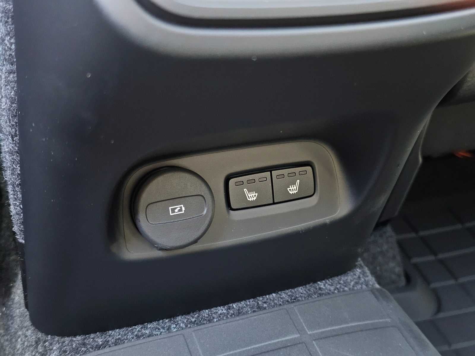 2024 Volvo XC40 Ultimate Bright Theme