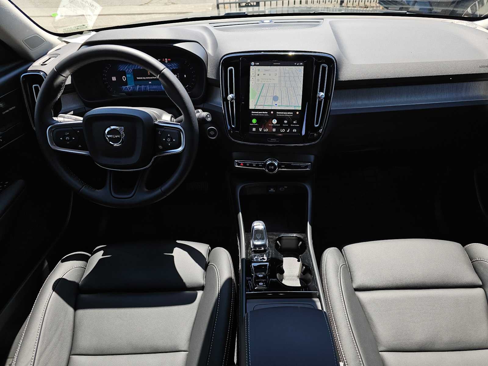 2024 Volvo XC40 Ultimate Bright Theme