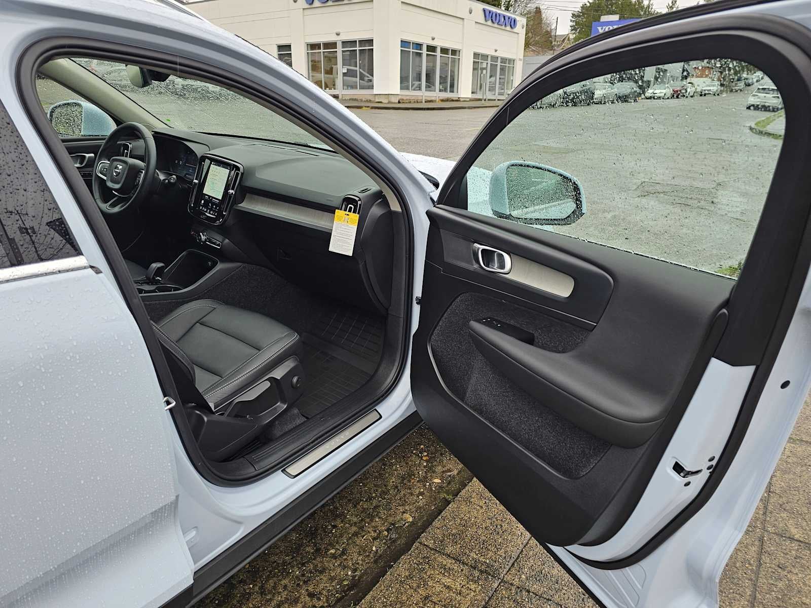 2025 Volvo XC40 Core Bright Theme