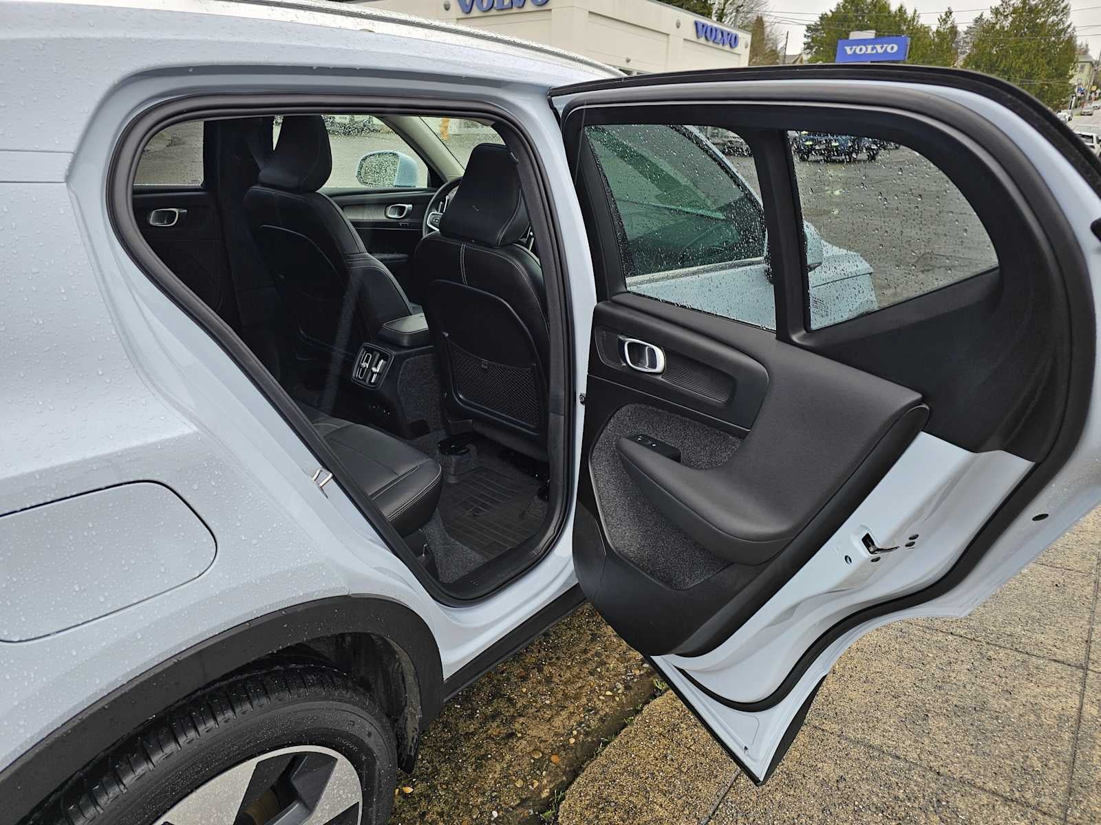 2025 Volvo XC40 Core Bright Theme