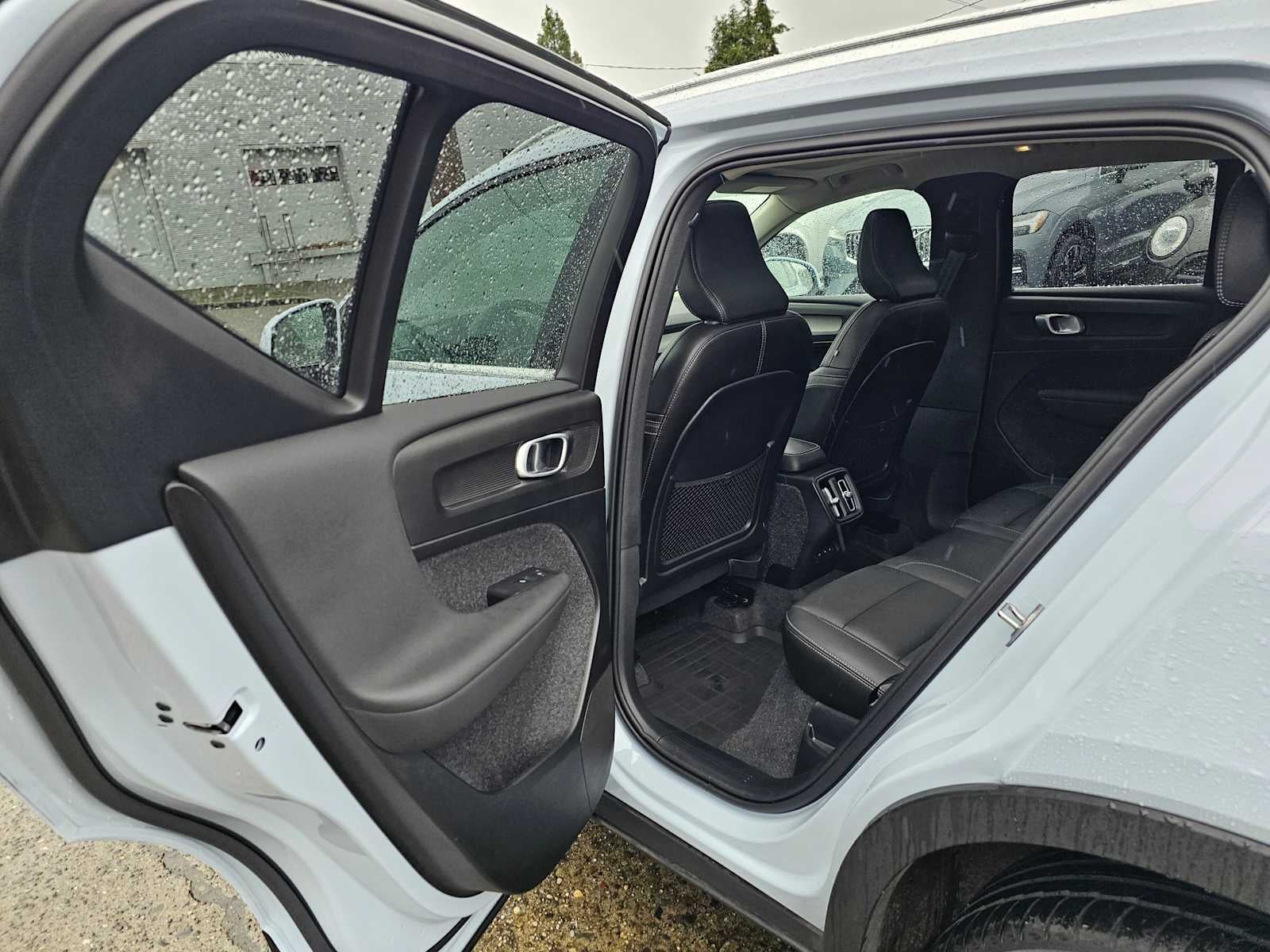 2025 Volvo XC40 Core Bright Theme