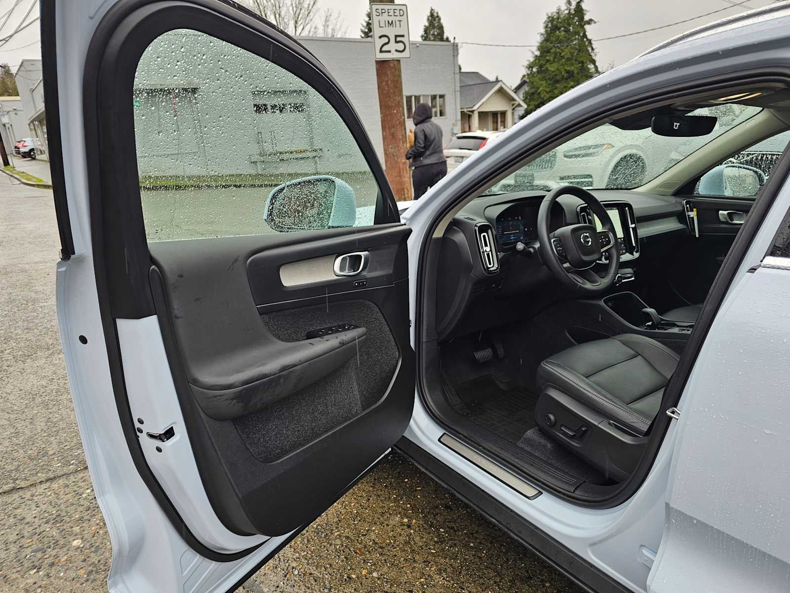 2025 Volvo XC40 Core Bright Theme