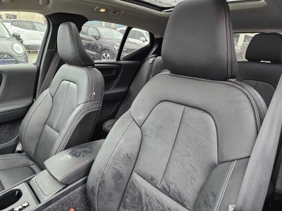 2025 Volvo XC40 Core Bright Theme