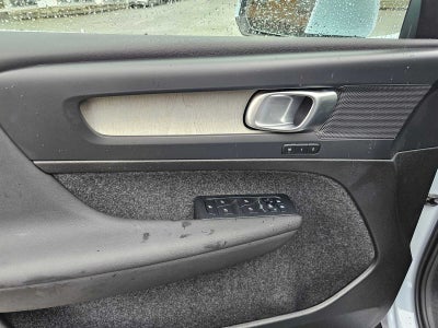 2025 Volvo XC40 Core Bright Theme