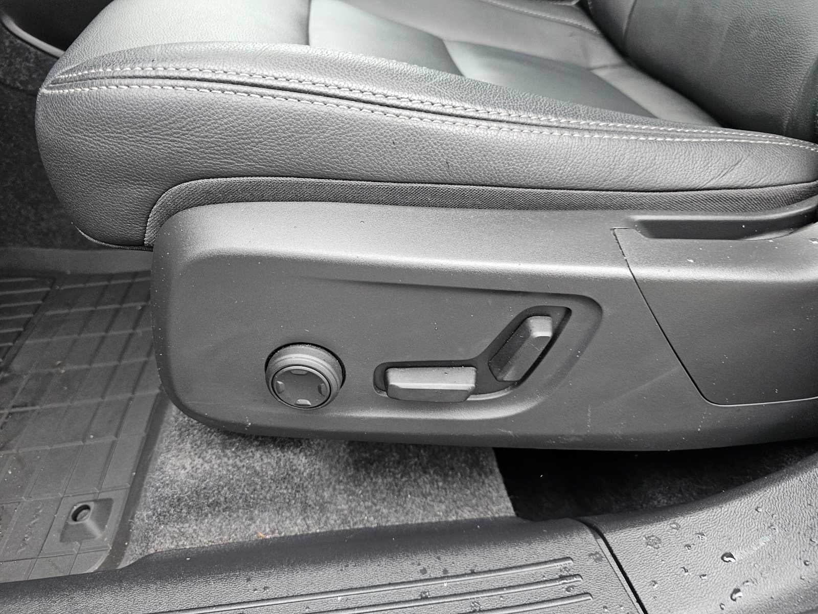 2025 Volvo XC40 Core Bright Theme