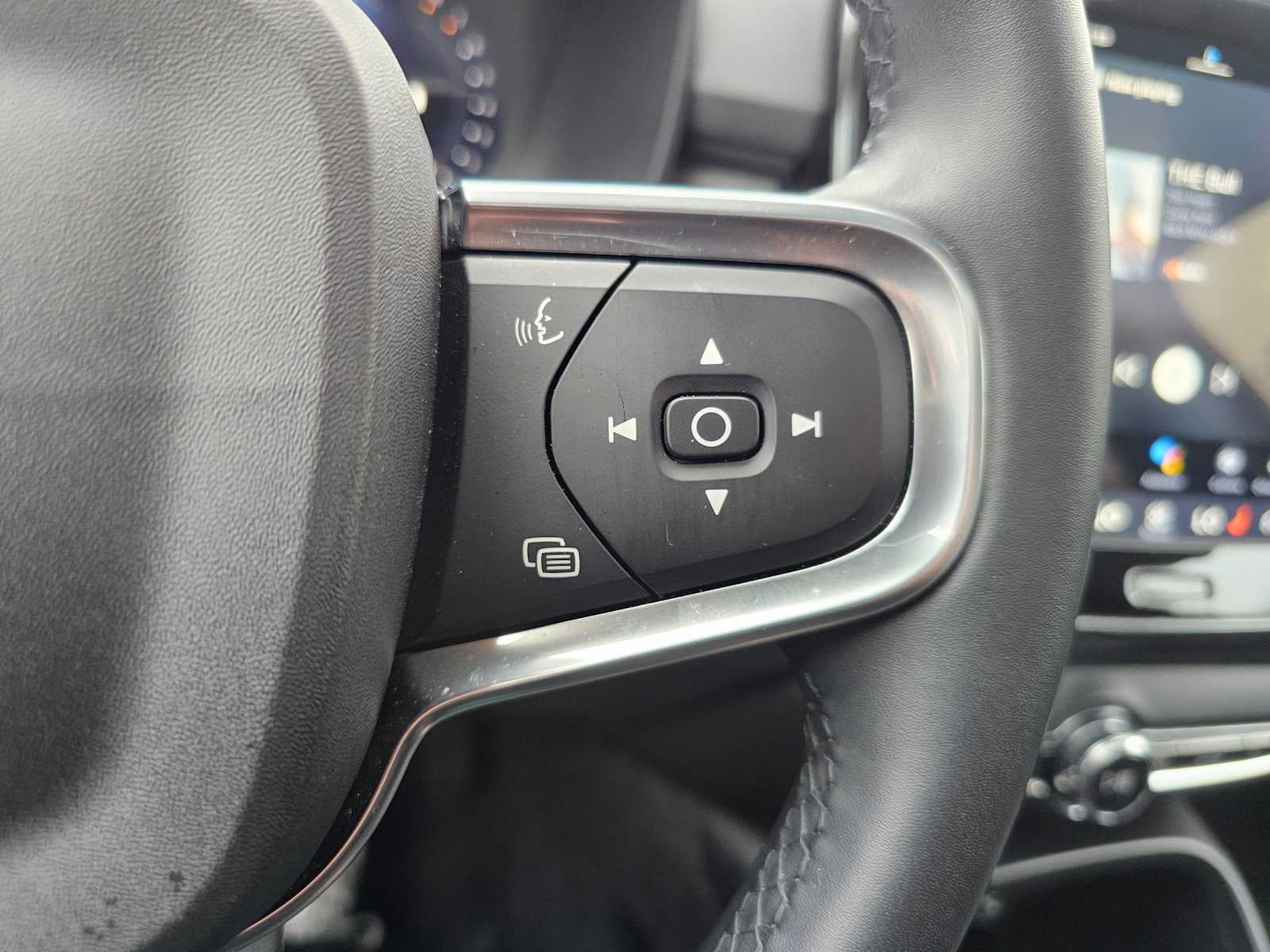 2025 Volvo XC40 Core Bright Theme