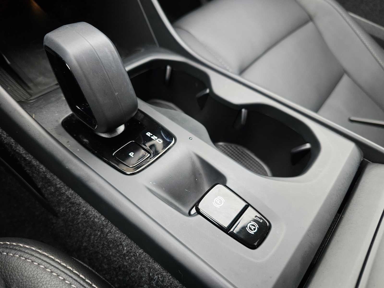 2025 Volvo XC40 Core Bright Theme