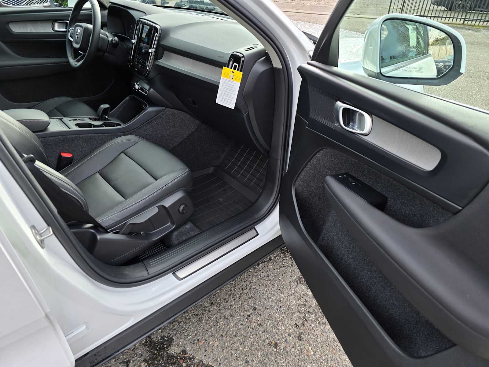 2025 Volvo XC40 Core Bright Theme