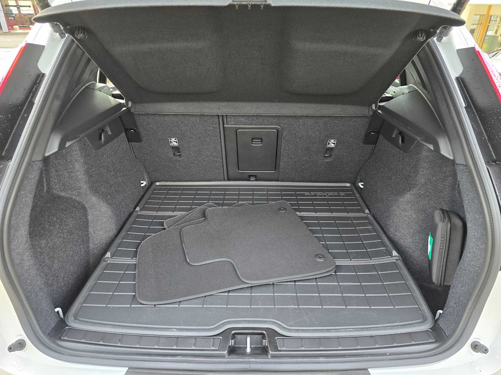 2025 Volvo XC40 Core Bright Theme