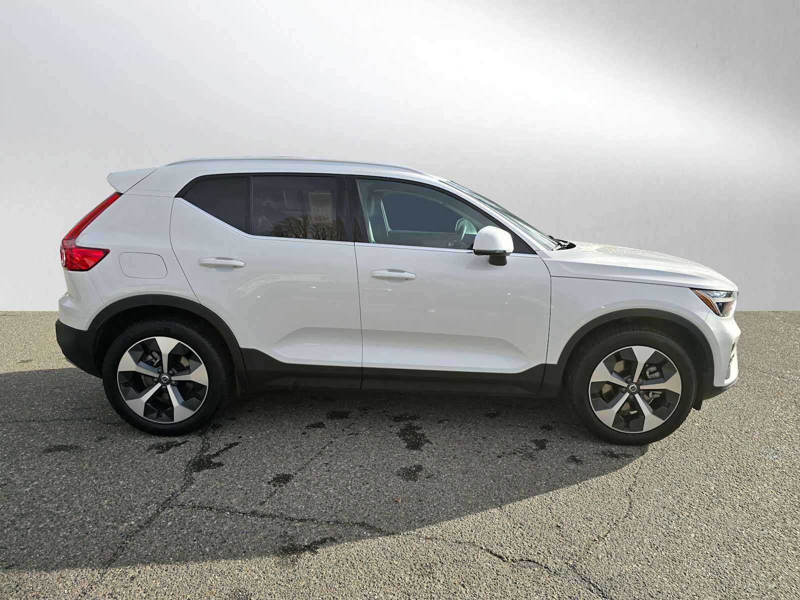 2025 Volvo XC40 Core Bright Theme