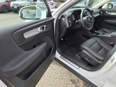 2025 Volvo XC40 Core Bright Theme