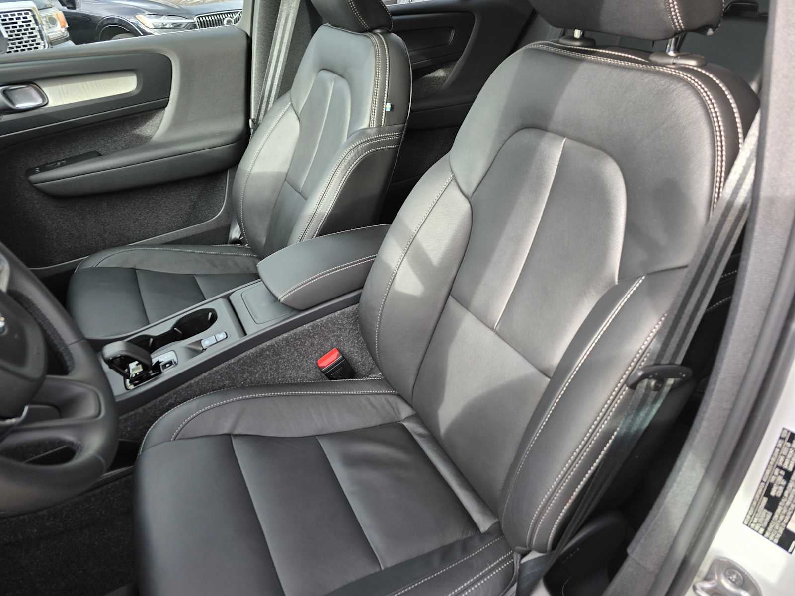 2025 Volvo XC40 Core Bright Theme