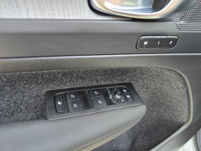 2025 Volvo XC40 Core Bright Theme