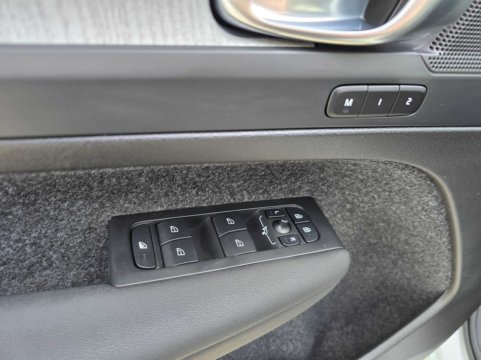 2025 Volvo XC40 Core Bright Theme