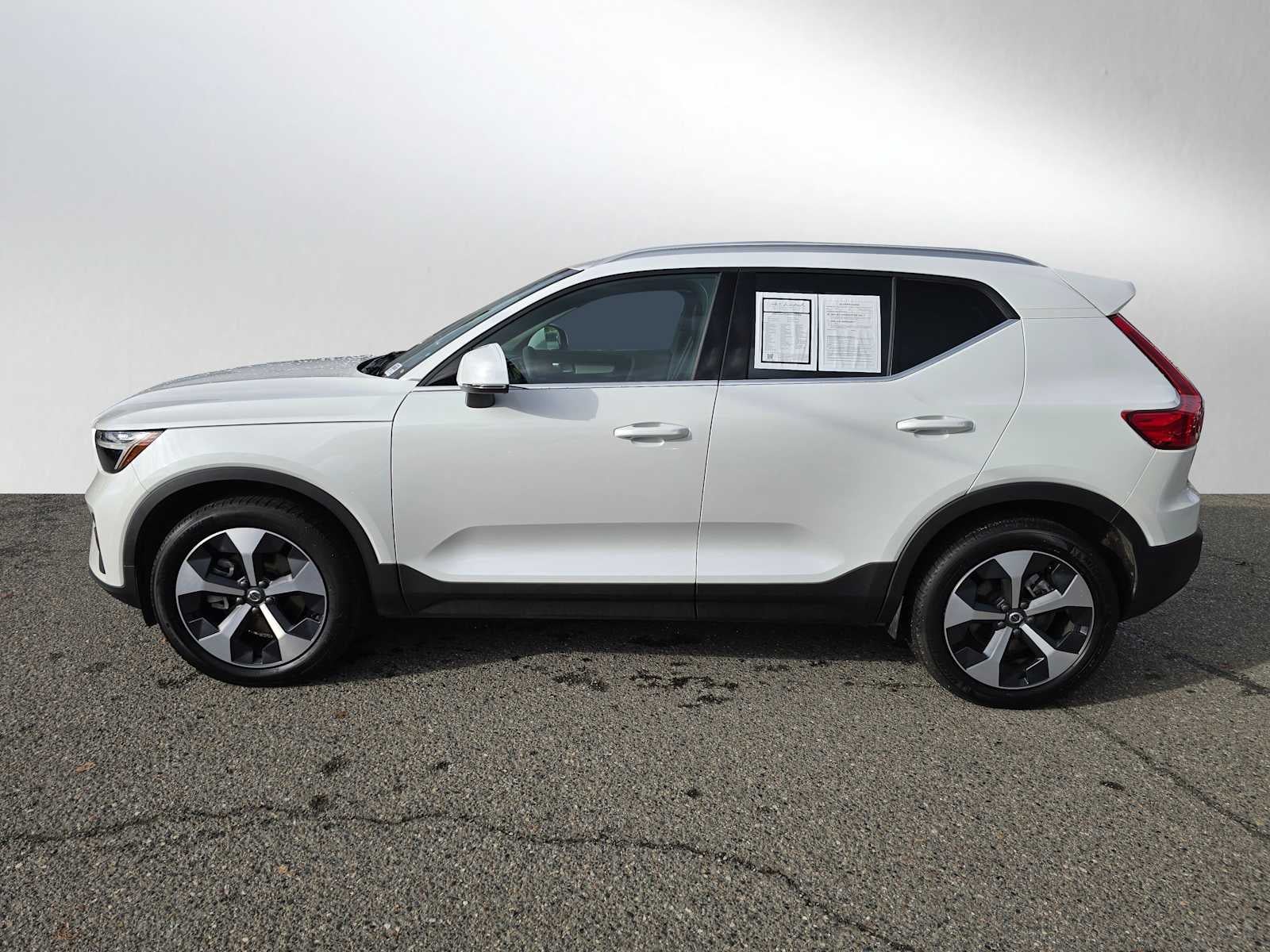 2025 Volvo XC40 Core Bright Theme