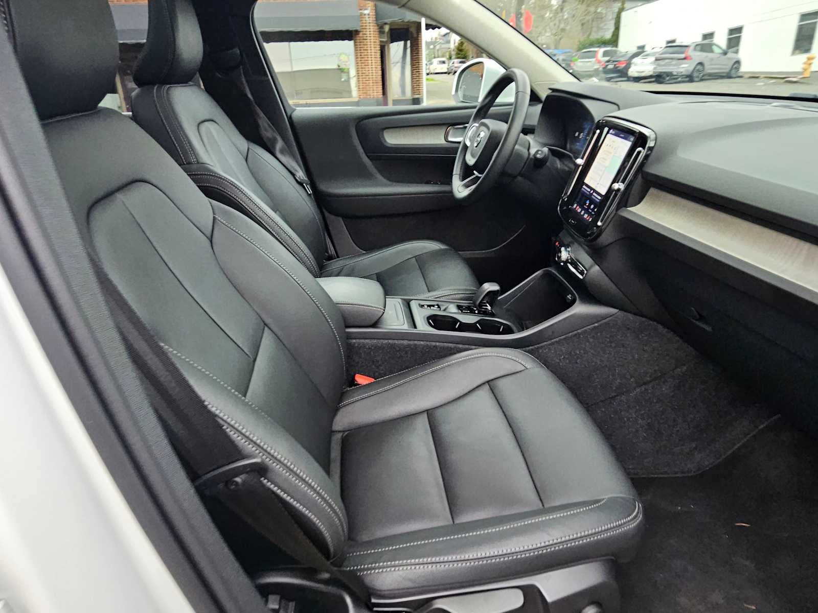 2025 Volvo XC40 Core Bright Theme