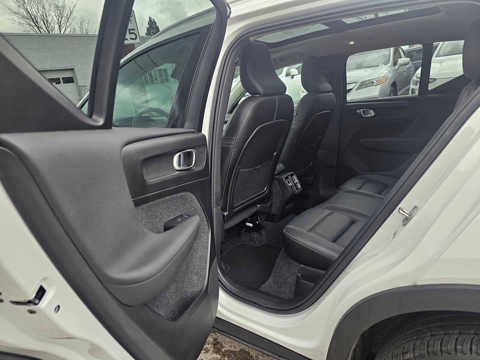 2025 Volvo XC40 Core Bright Theme