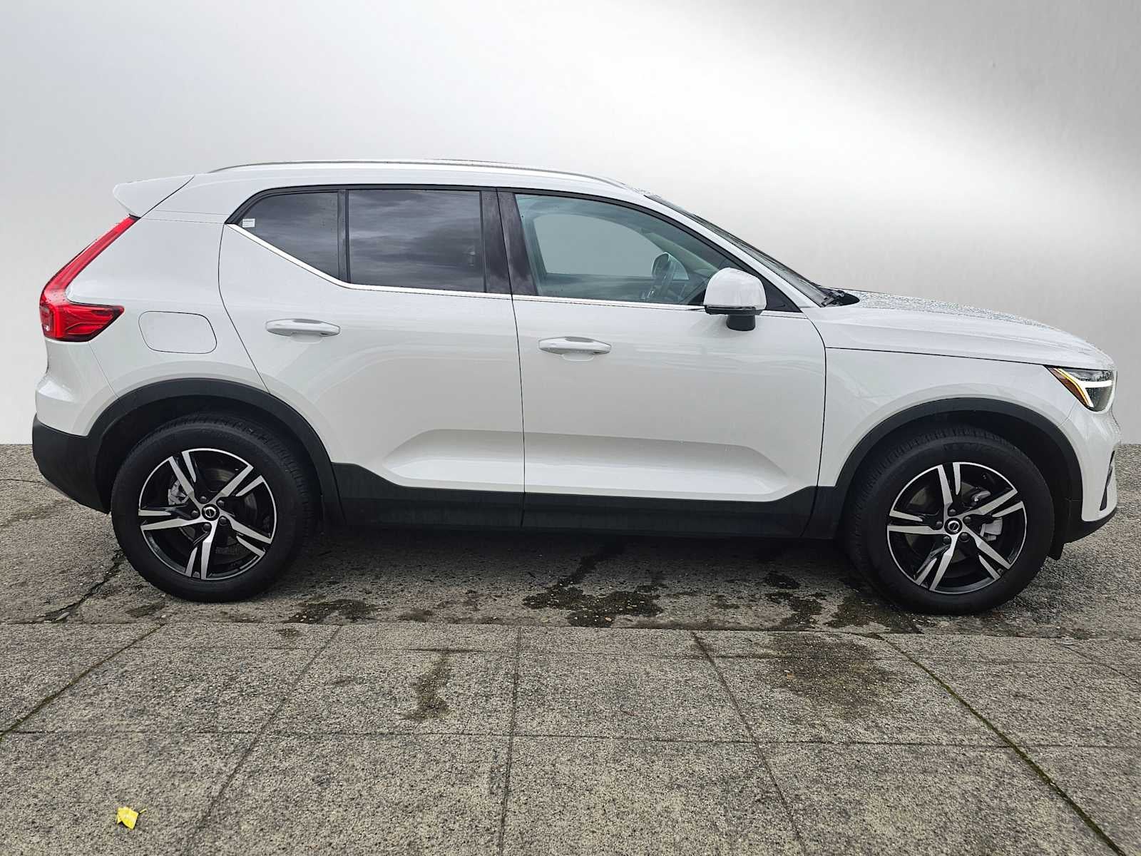2025 Volvo XC40 Core Bright Theme