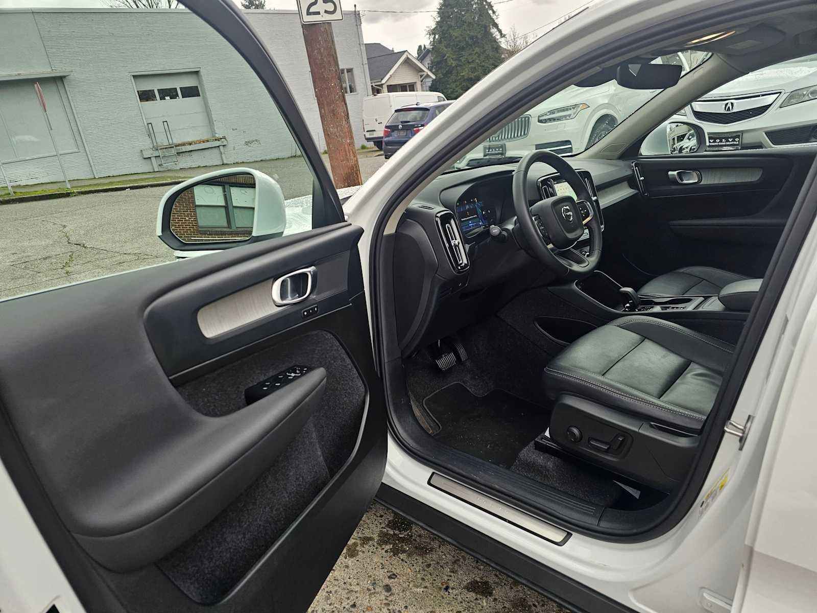 2025 Volvo XC40 Core Bright Theme