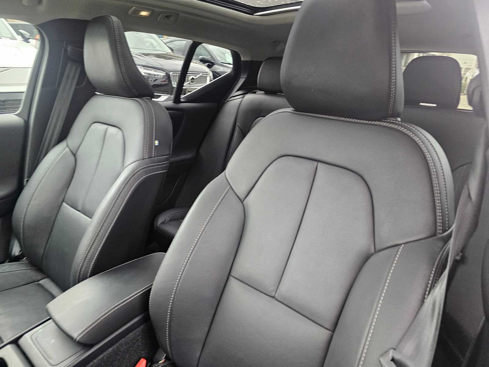 2025 Volvo XC40 Core Bright Theme