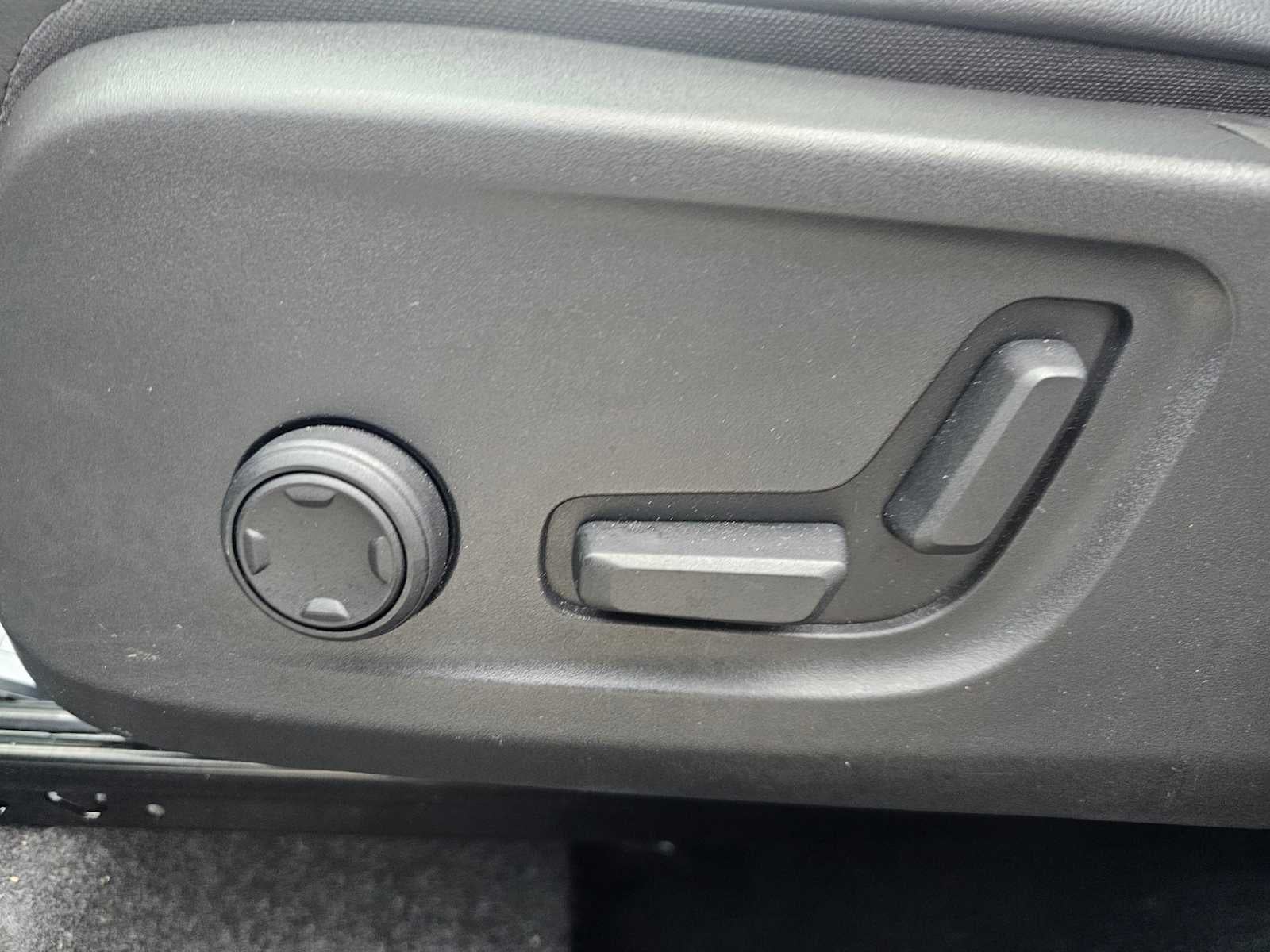 2025 Volvo XC40 Core Bright Theme