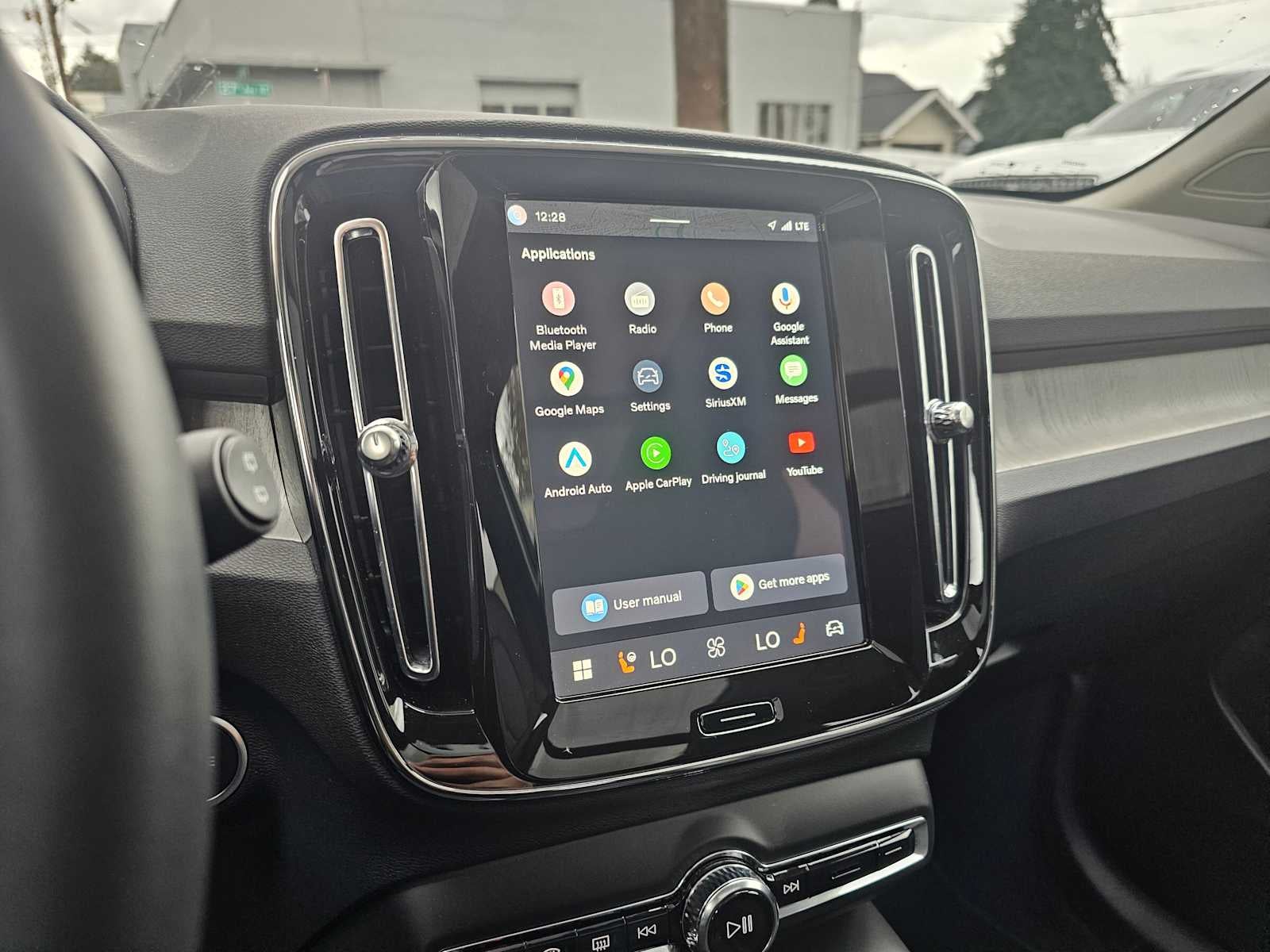 2025 Volvo XC40 Core Bright Theme