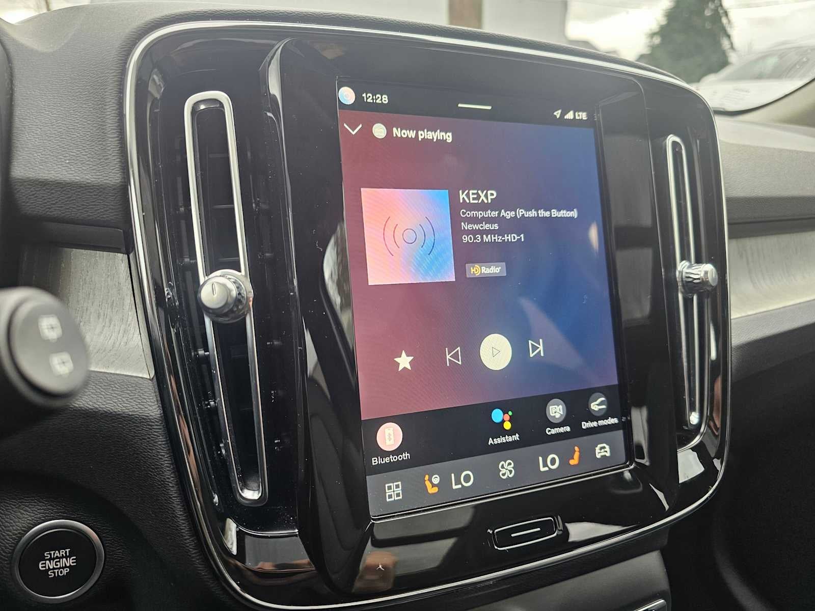 2025 Volvo XC40 Core Bright Theme