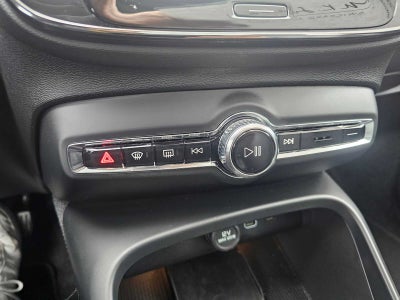 2025 Volvo XC40 Core Bright Theme