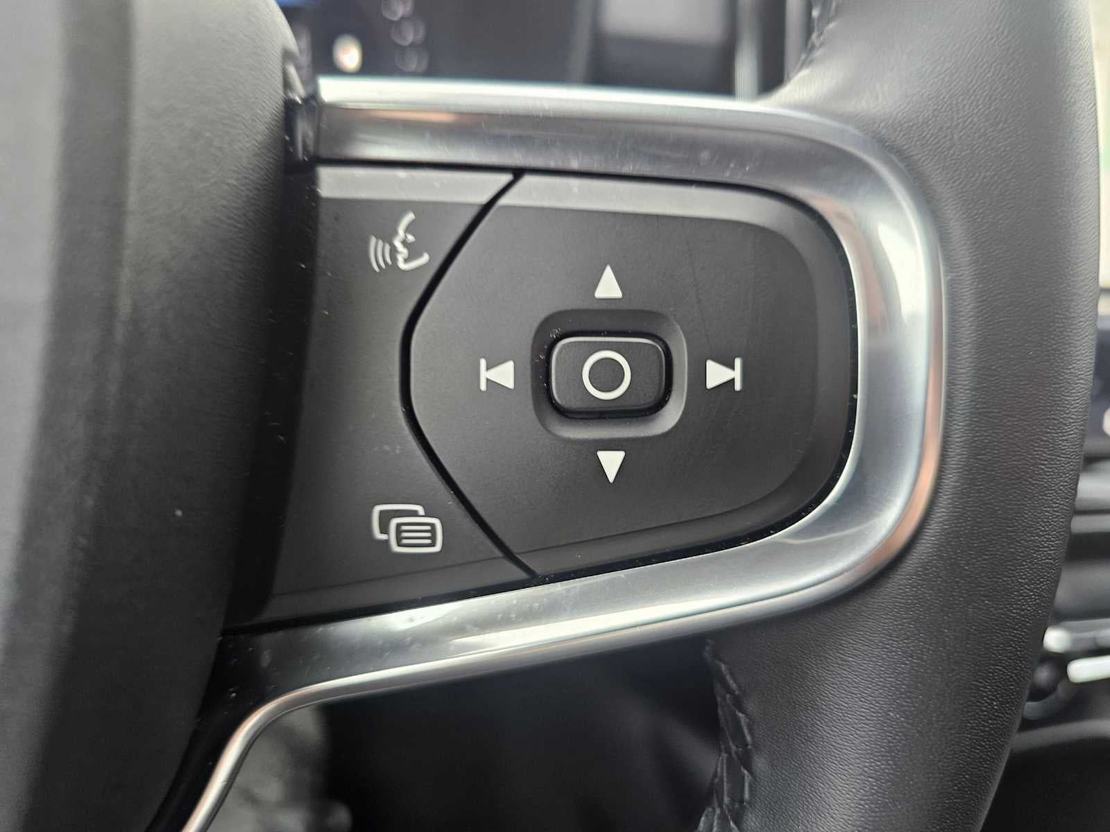 2025 Volvo XC40 Core Bright Theme