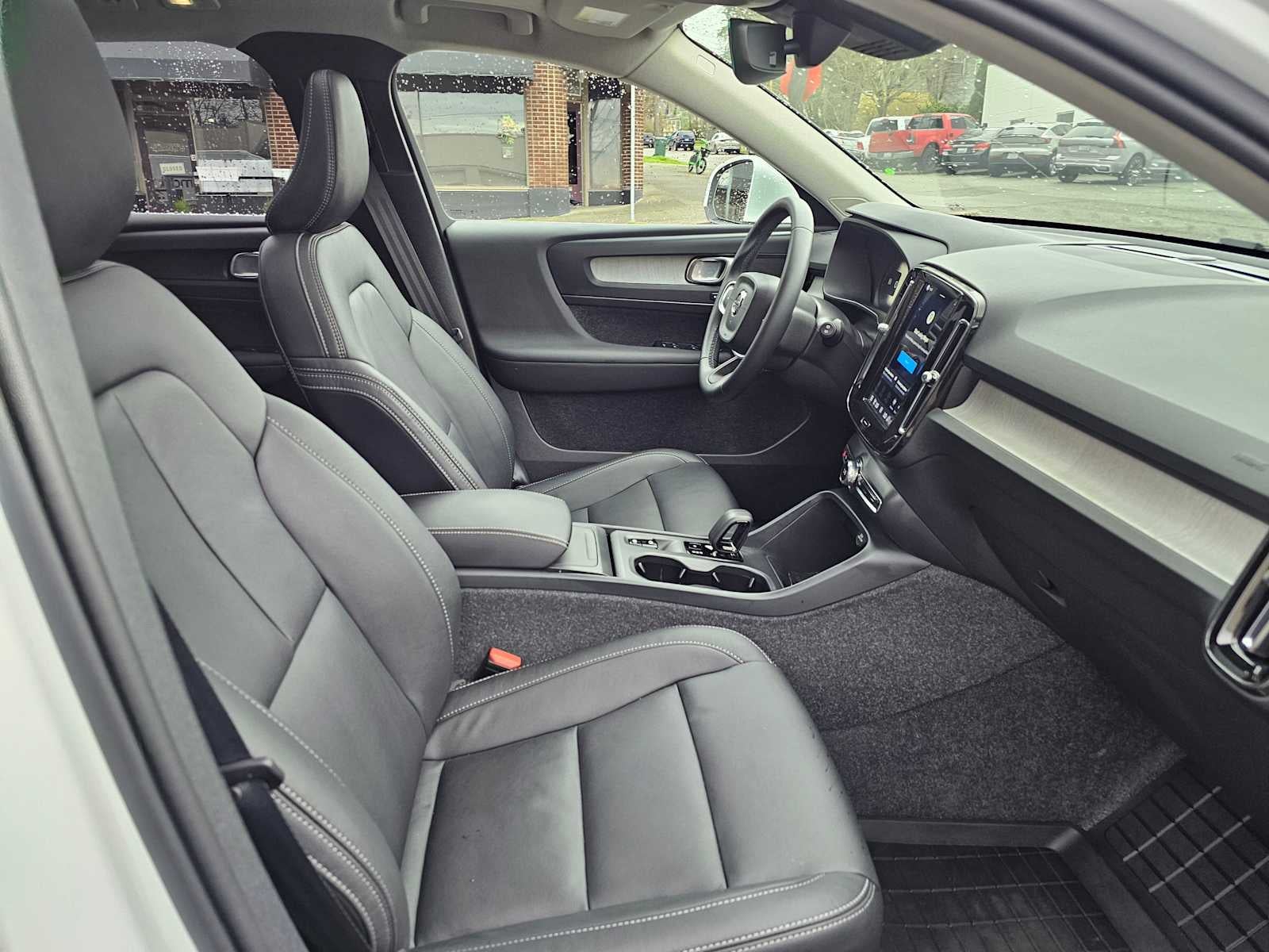 2025 Volvo XC40 Core Bright Theme