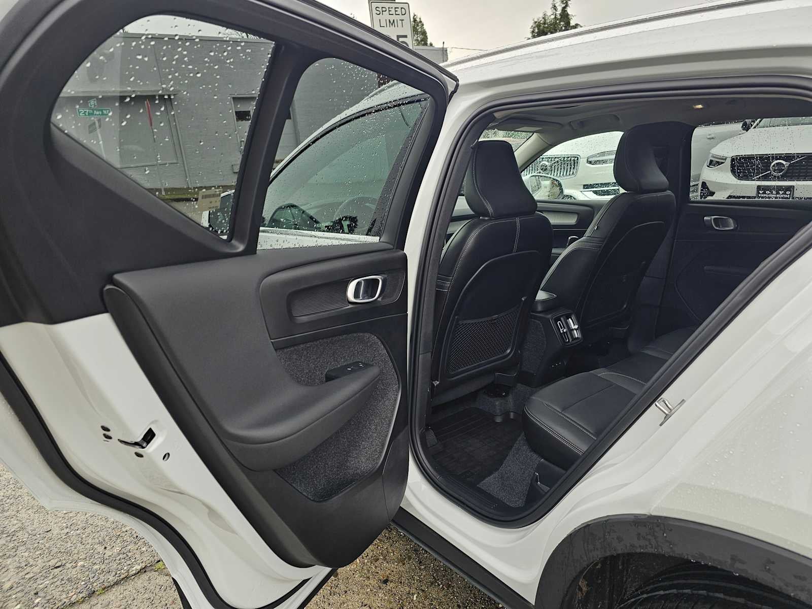 2025 Volvo XC40 Core Bright Theme