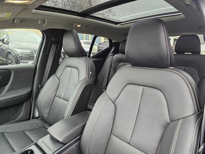 2025 Volvo XC40 Core Bright Theme