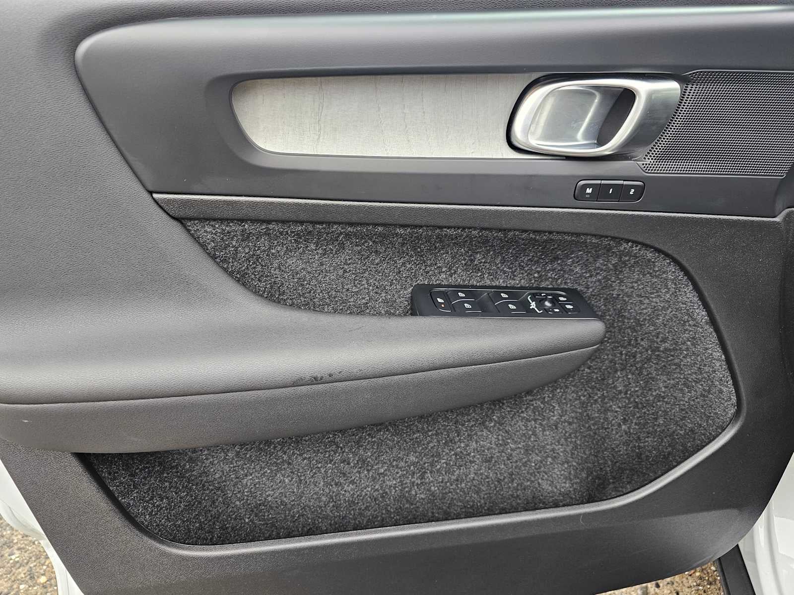 2025 Volvo XC40 Core Bright Theme