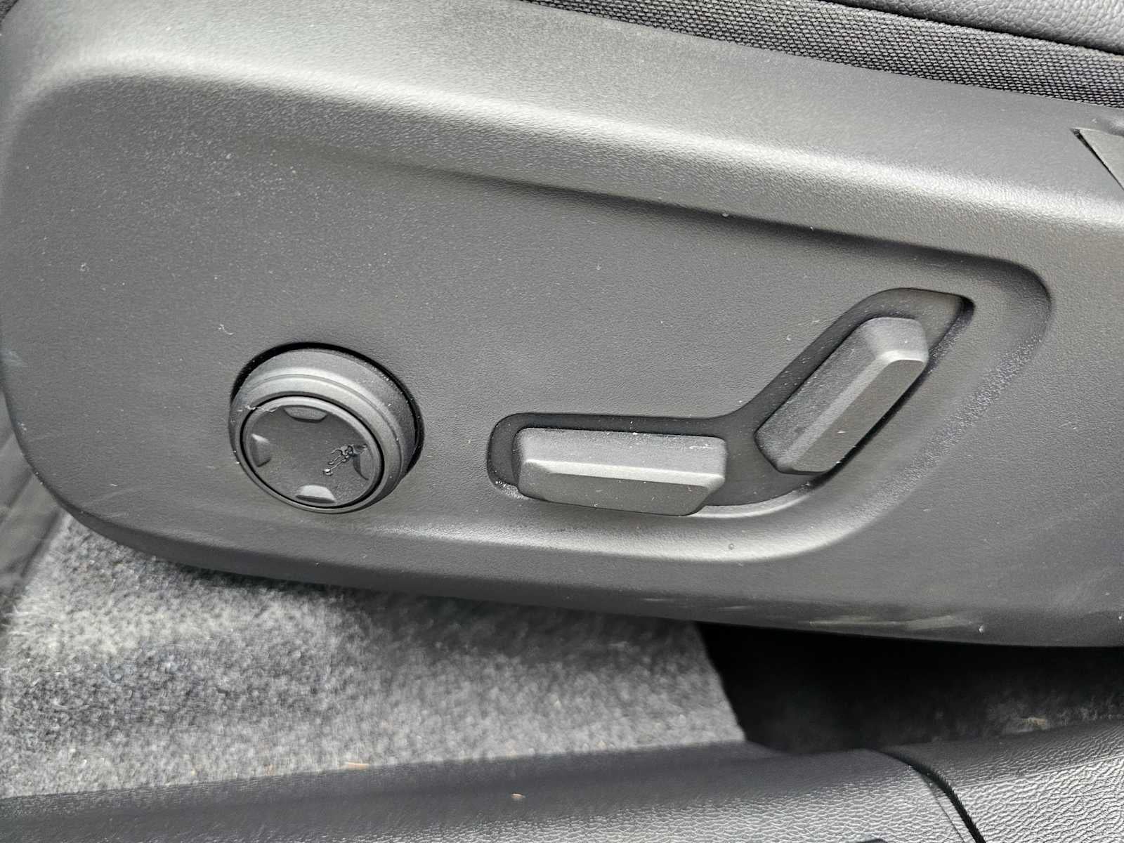 2025 Volvo XC40 Core Bright Theme