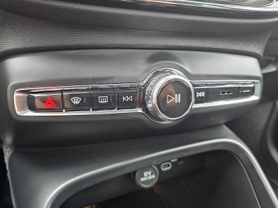 2025 Volvo XC40 Core Bright Theme