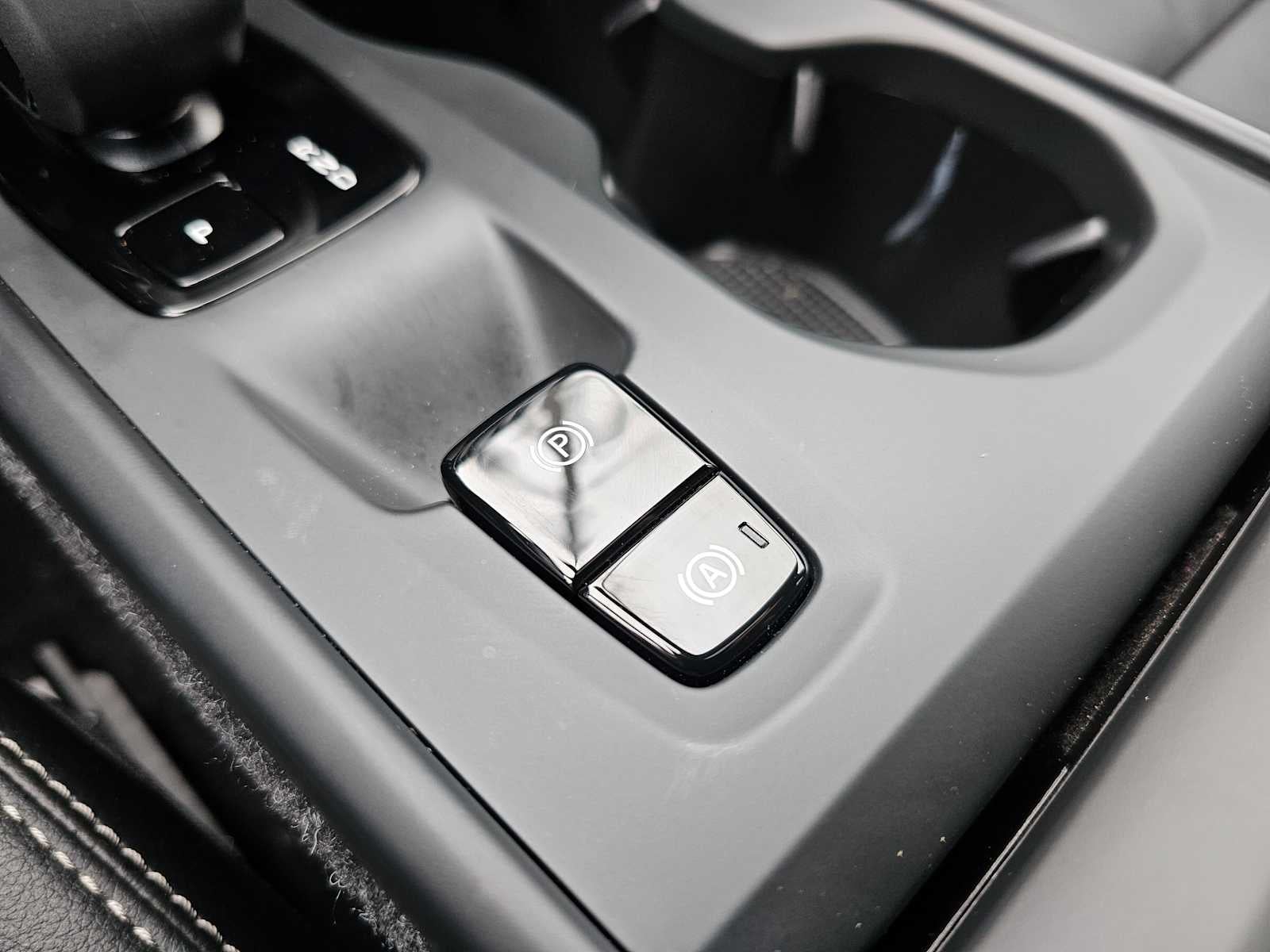 2025 Volvo XC40 Core Bright Theme