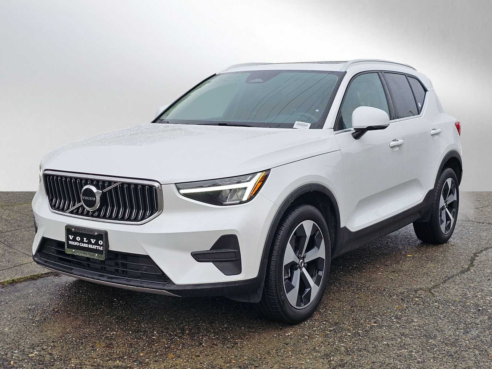 2025 Volvo XC40 Core Bright Theme