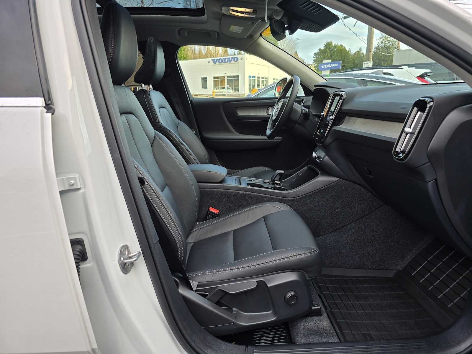 2025 Volvo XC40 Core Bright Theme